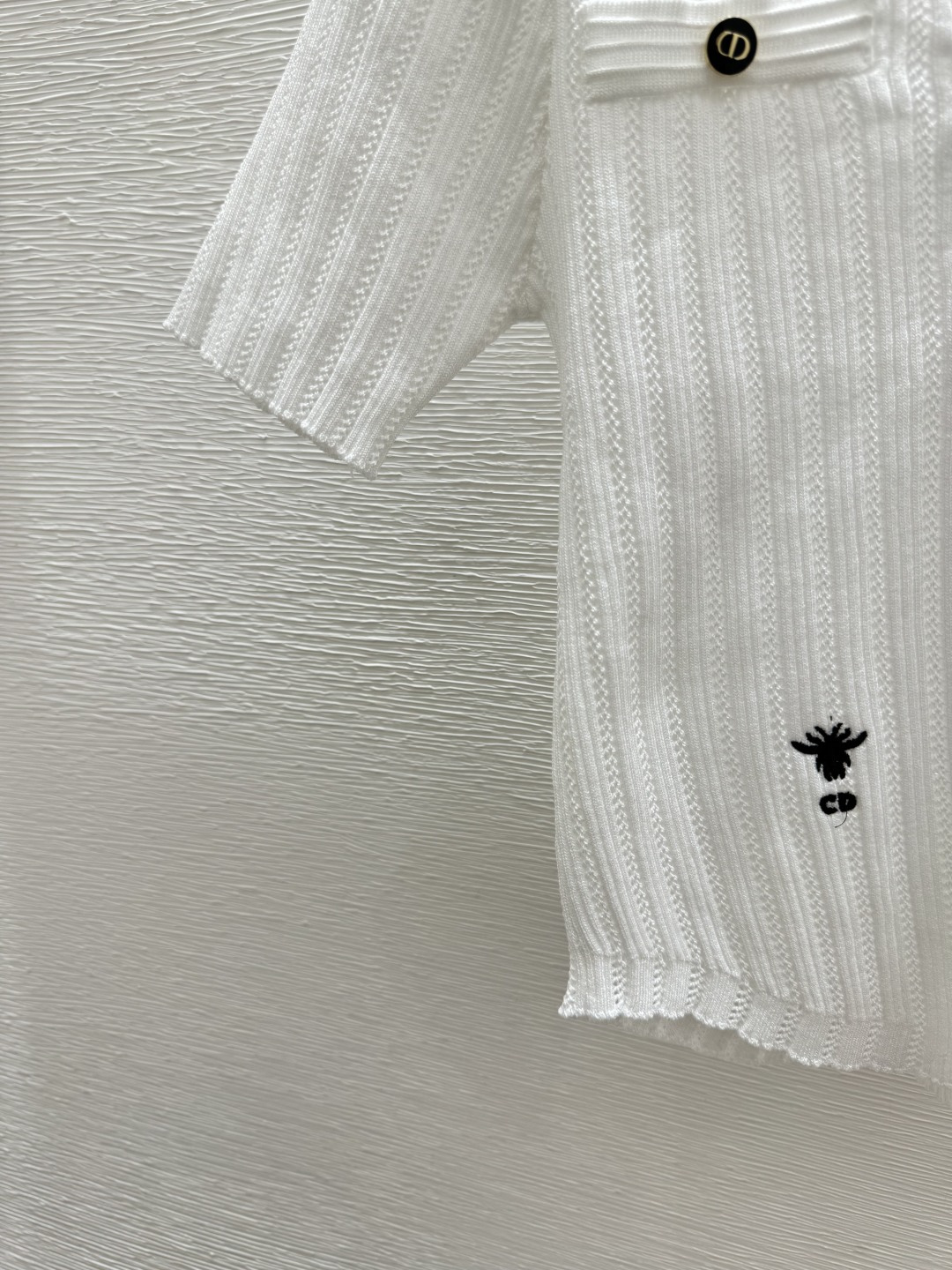 🆕D家🆕 春夏新款 纯色简约V领针织短袖开衫颜色：白色 尺码：36.38.40