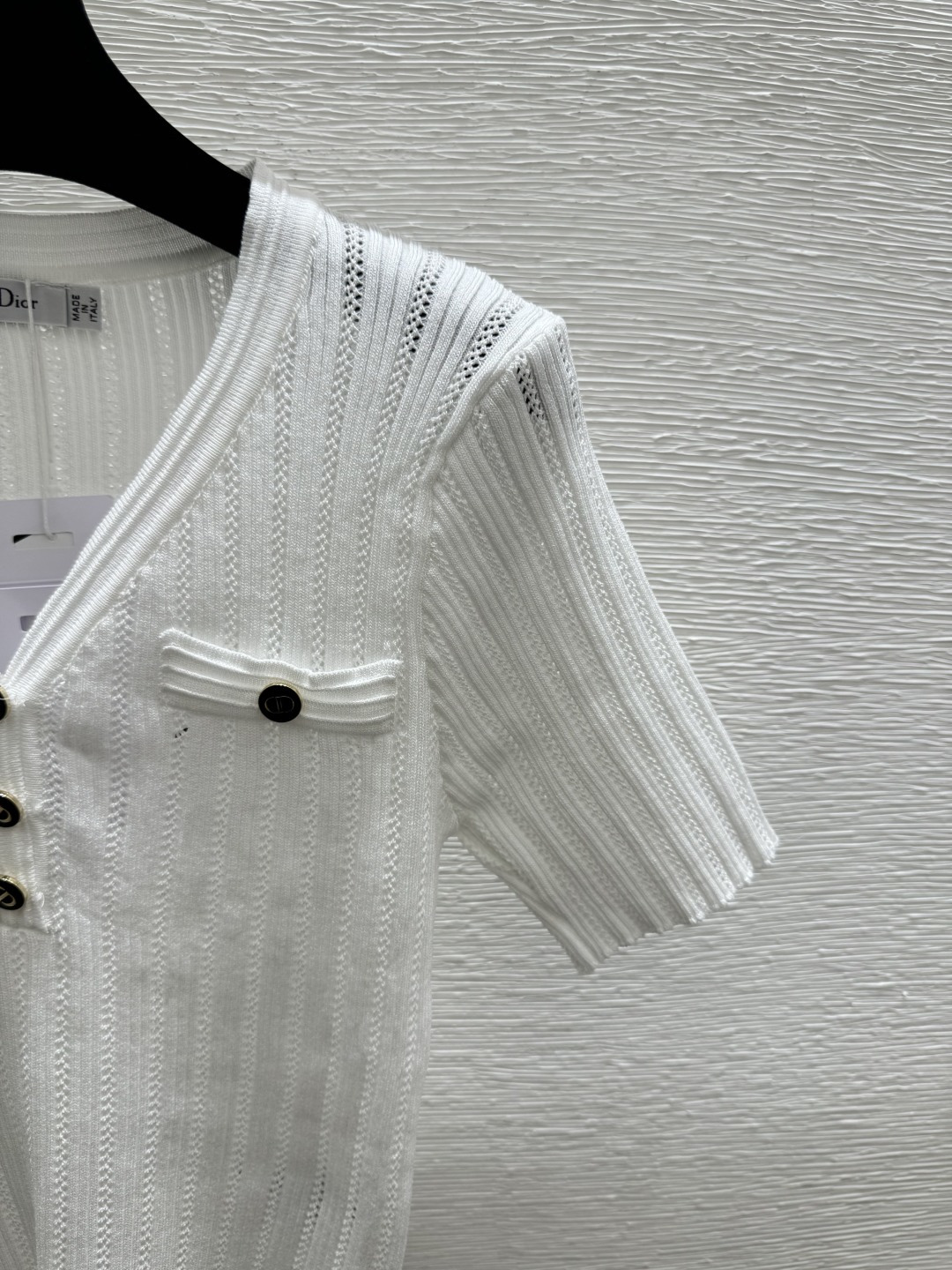 🆕D家🆕 春夏新款 纯色简约V领针织短袖开衫颜色：白色 尺码：36.38.40