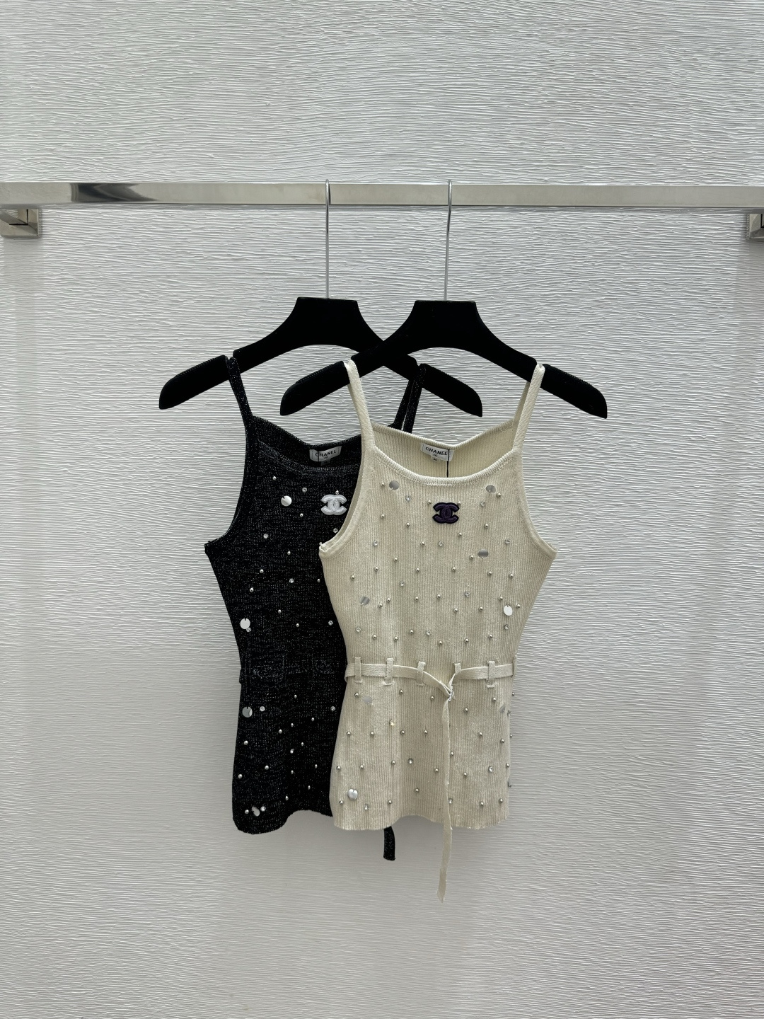 🆕CH家🆕 春夏新款 纯色重工钉珠珠片针织吊带颜色：杏色 黑色尺码：36.38.40