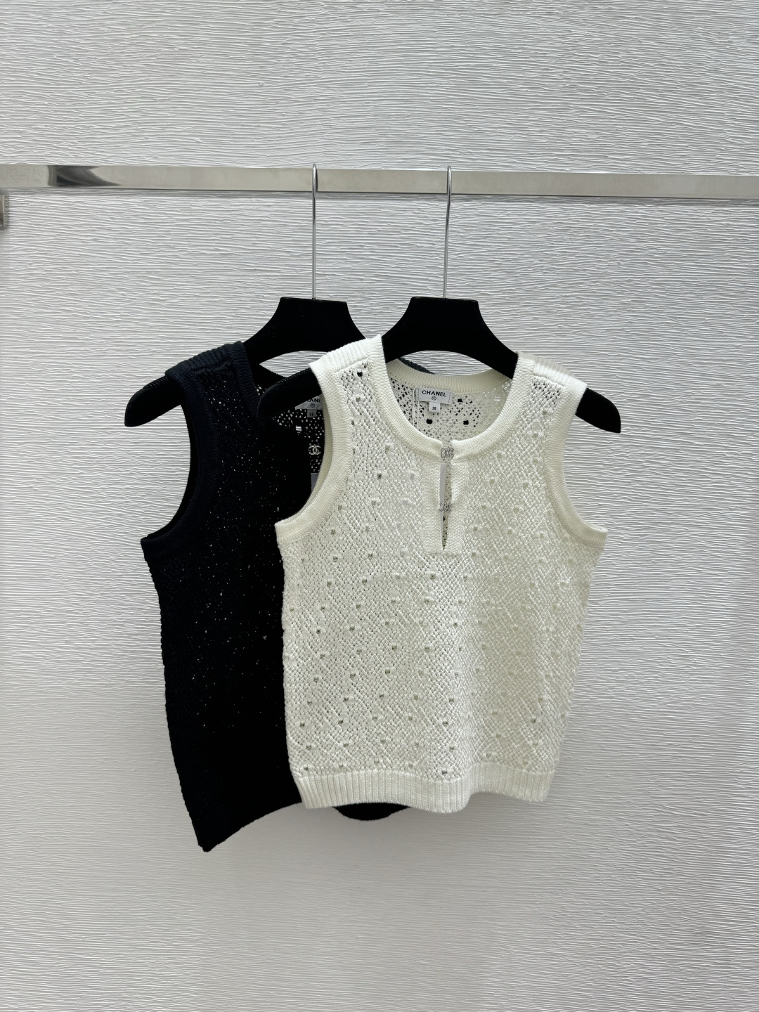 🆕CH家🆕 春夏新款 纯色镂空圆领针织背心颜色：白色 黑色尺码：36.38.40