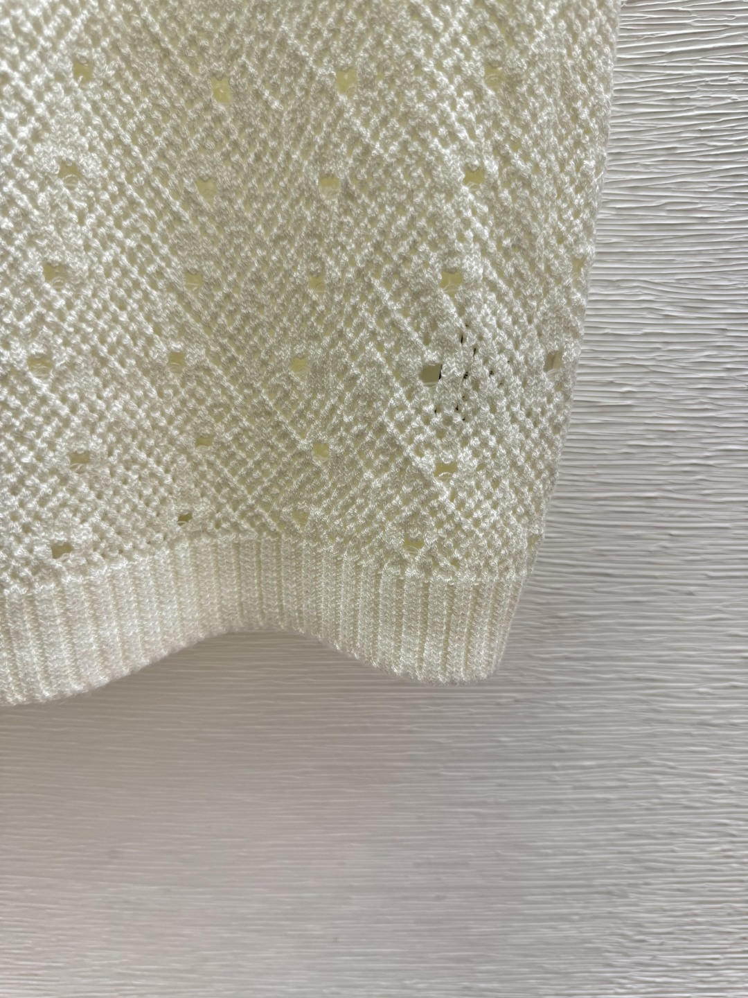 🆕CH家🆕 春夏新款 纯色镂空圆领针织背心颜色：白色 黑色尺码：36.38.40