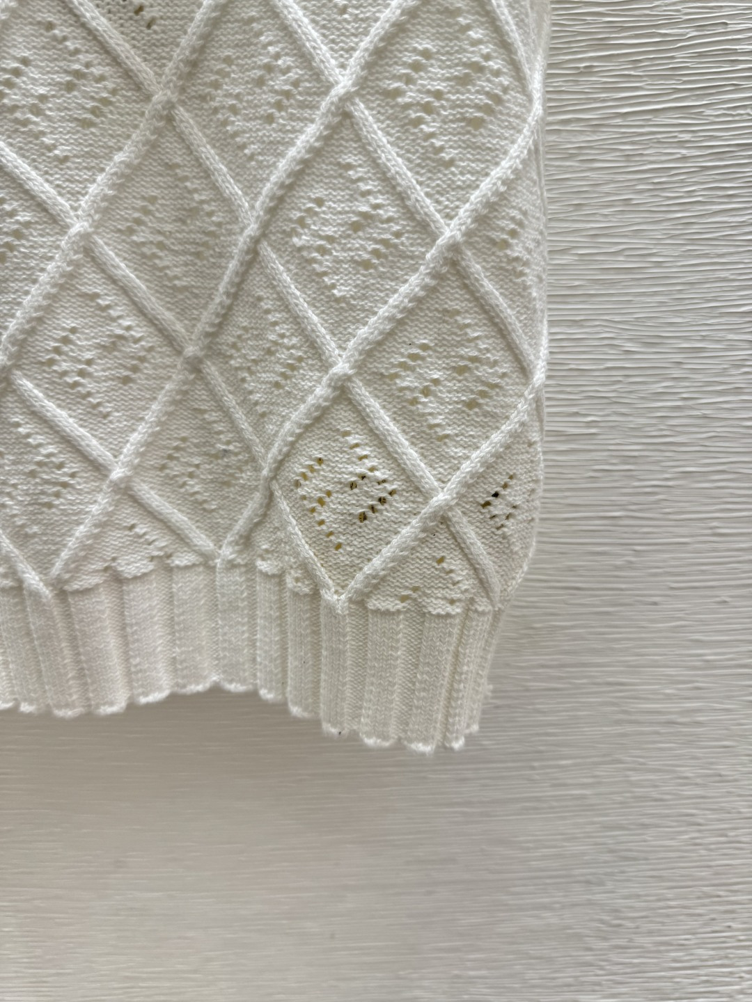 🆕F家🆕 春夏新款 纯色菱格字母镂空圆领针织短袖颜色：白色 卡其 灰色尺码：36.38.40