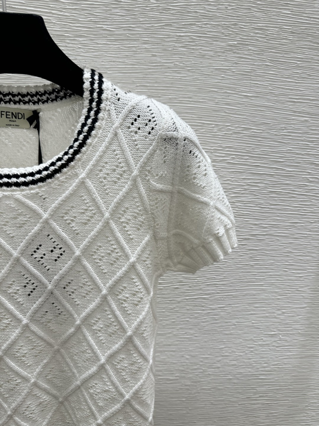 🆕F家🆕 春夏新款 纯色菱格字母镂空圆领针织短袖颜色：白色 卡其 灰色尺码：36.38.40