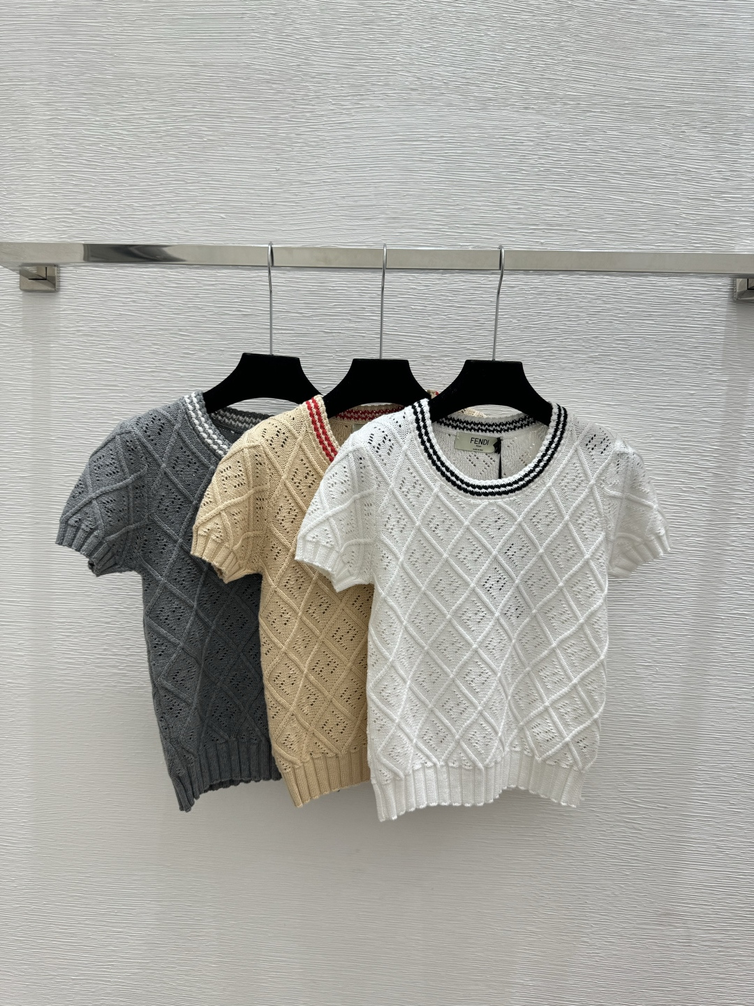 🆕F家🆕 春夏新款 纯色菱格字母镂空圆领针织短袖颜色：白色 卡其 灰色尺码：36.38.40