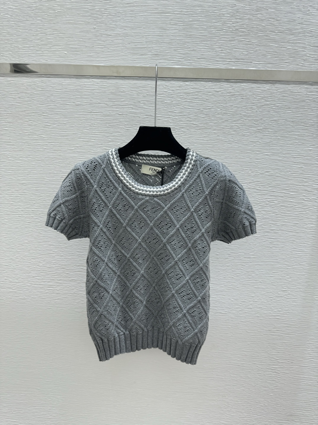 🆕F家🆕 春夏新款 纯色菱格字母镂空圆领针织短袖颜色：白色 卡其 灰色尺码：36.38.40