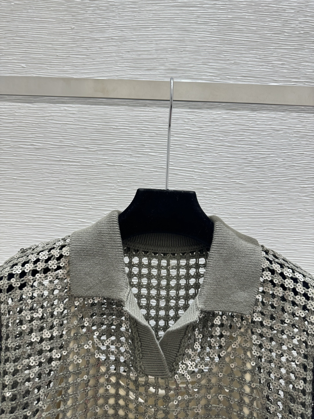 🆕BC家🆕 春夏新款 纯色珠片镂空翻领针织短袖颜色：绿色 宝蓝尺码：36.38.40