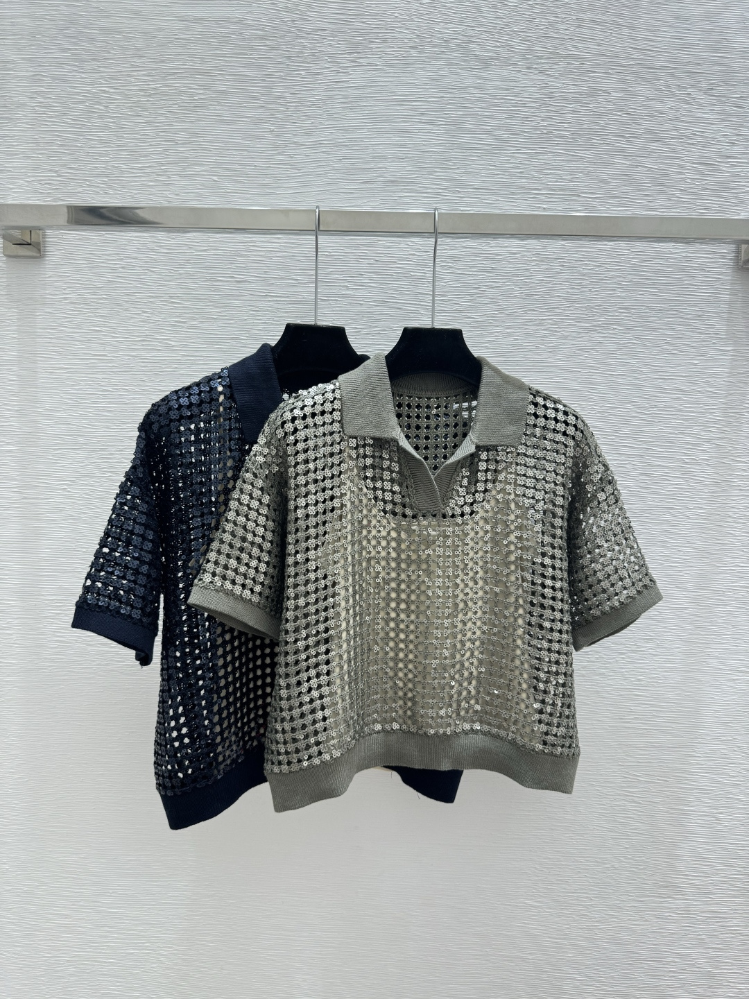 🆕BC家🆕 春夏新款 纯色珠片镂空翻领针织短袖颜色：绿色 宝蓝尺码：36.38.40