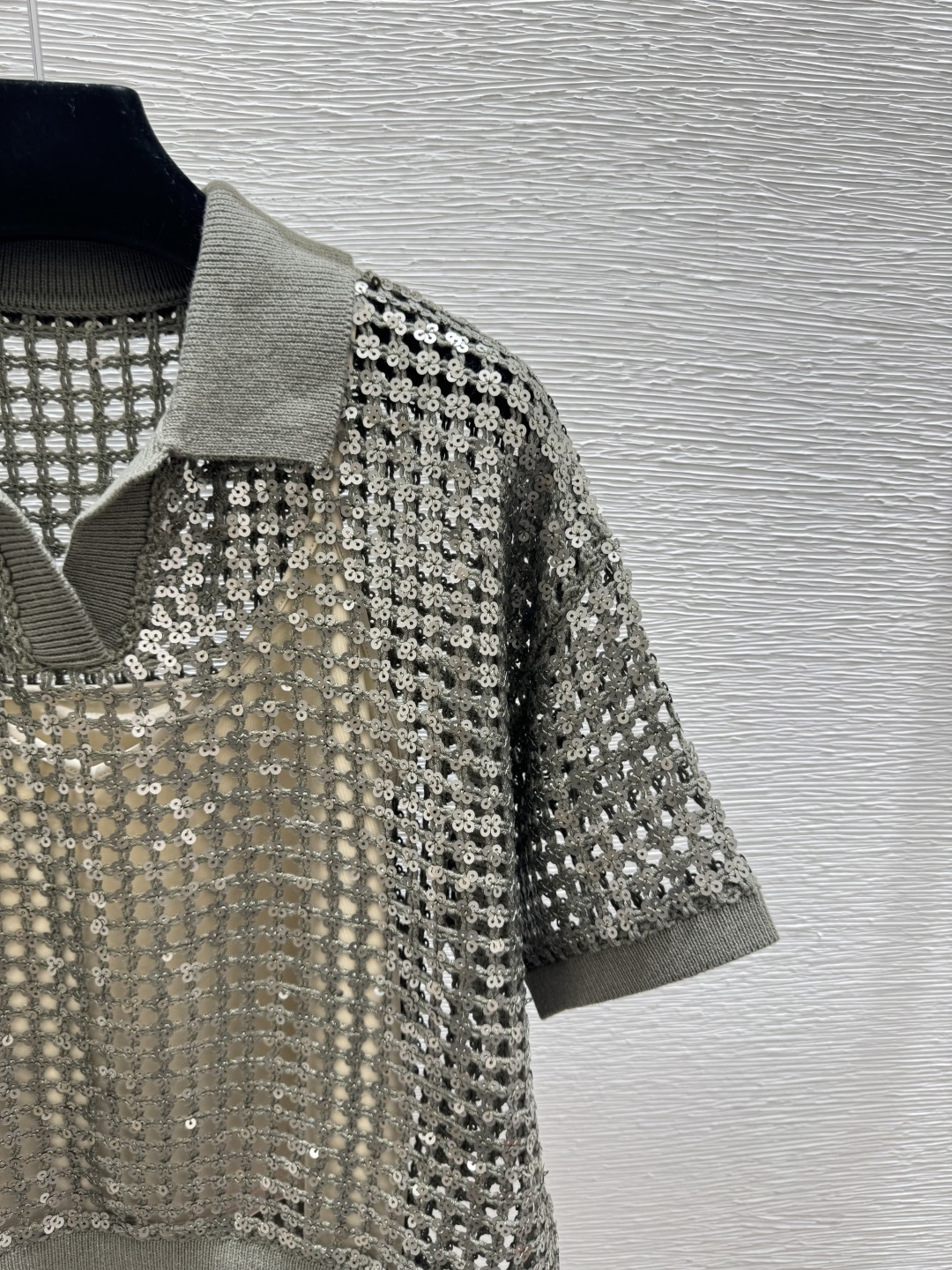 🆕BC家🆕 春夏新款 纯色珠片镂空翻领针织短袖颜色：绿色 宝蓝尺码：36.38.40