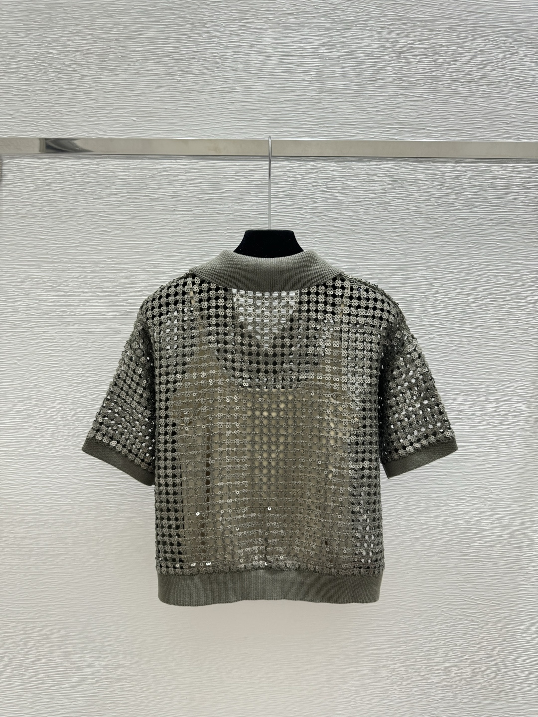 🆕BC家🆕 春夏新款 纯色珠片镂空翻领针织短袖颜色：绿色 宝蓝尺码：36.38.40