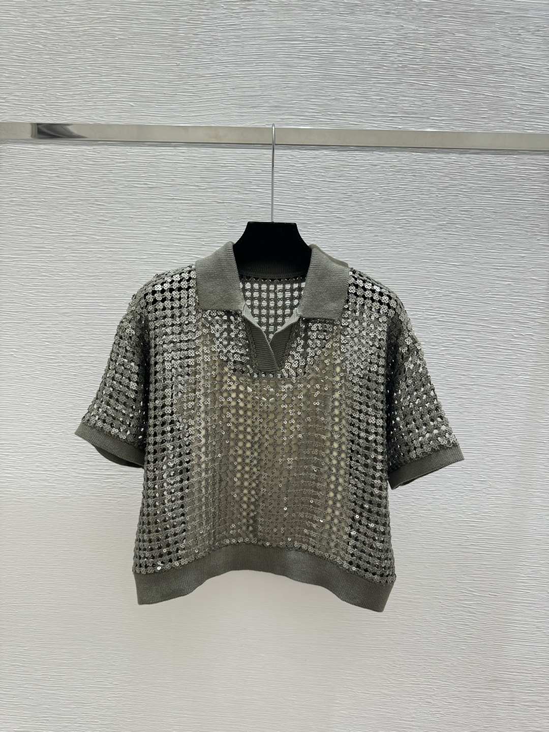 🆕BC家🆕 春夏新款 纯色珠片镂空翻领针织短袖颜色：绿色 宝蓝尺码：36.38.40