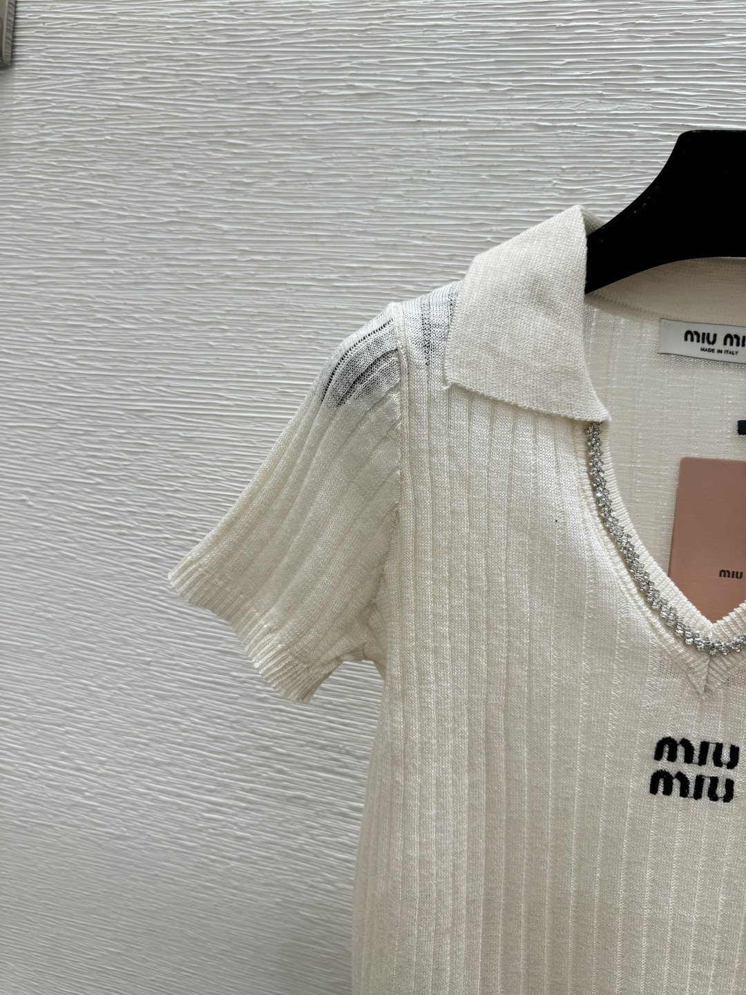 🆕M家🆕 春夏新款 纯色重工钉珠翻领针织短袖颜色：白色 尺码：36.38.40