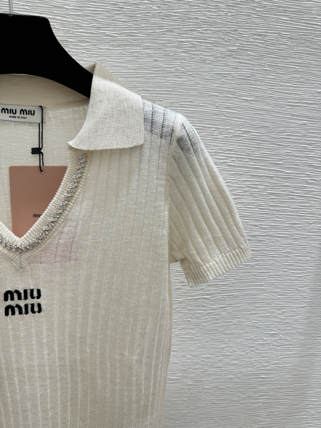 🆕M家🆕 春夏新款 纯色重工钉珠翻领针织短袖颜色：白色 尺码：36.38.40