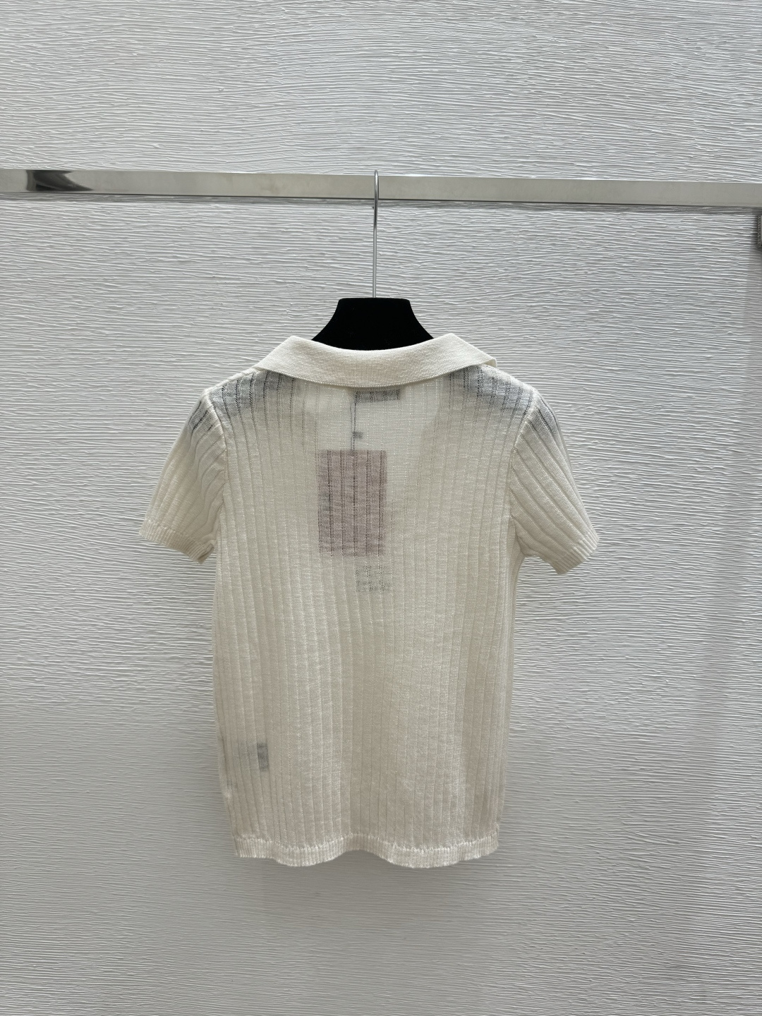 🆕M家🆕 春夏新款 纯色重工钉珠翻领针织短袖颜色：白色 尺码：36.38.40