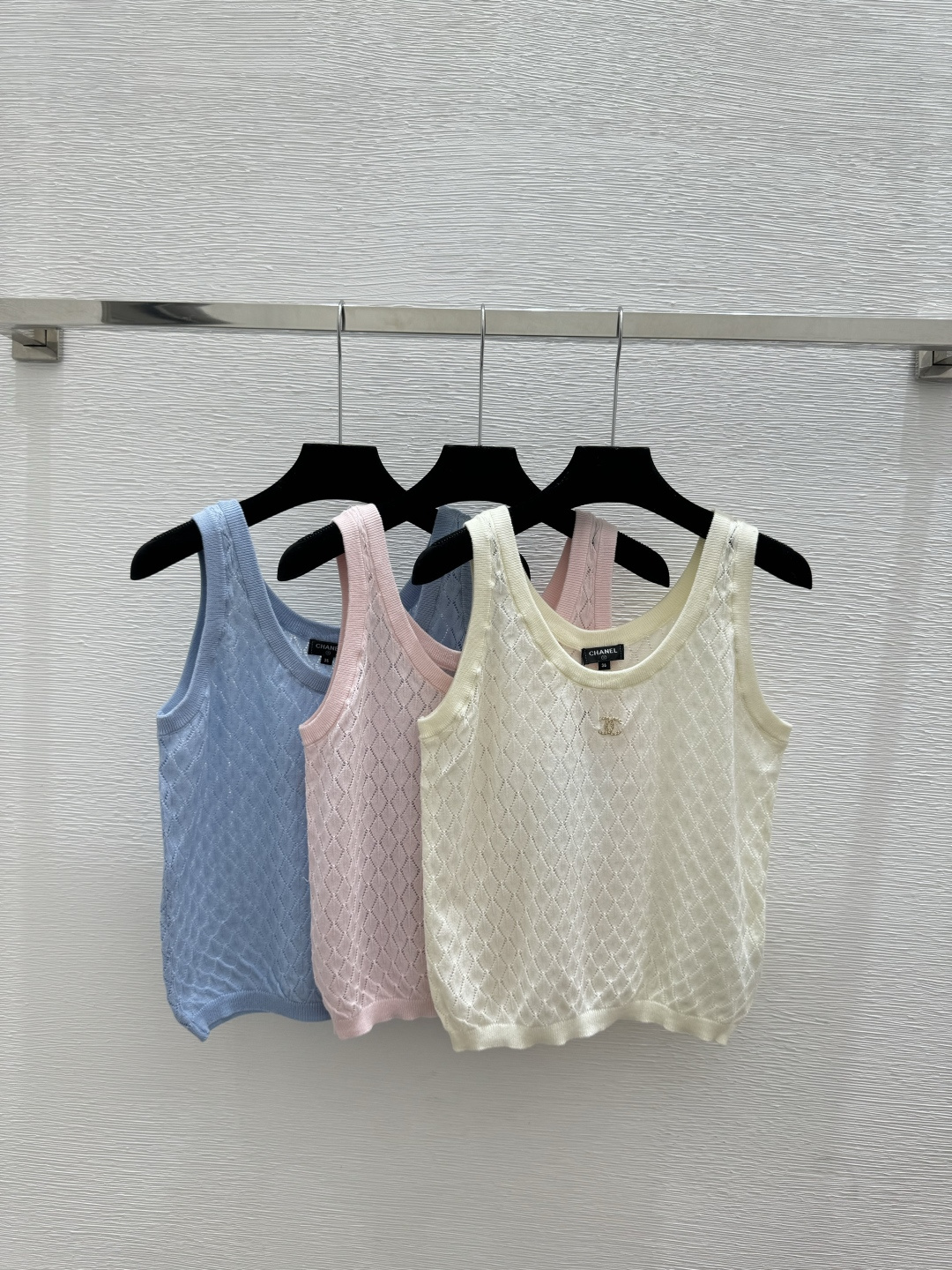 🆕CH家🆕 春夏新款 纯色菱格镂空圆领针织背心颜色：白色 粉色 蓝色尺码：36.38.40