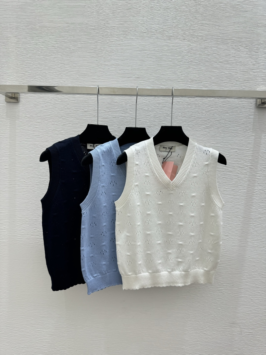 🆕M家🆕 春夏新款 纯色简约镂空V领针织背心颜色：白色 蓝色 宝蓝尺码：36.38.40