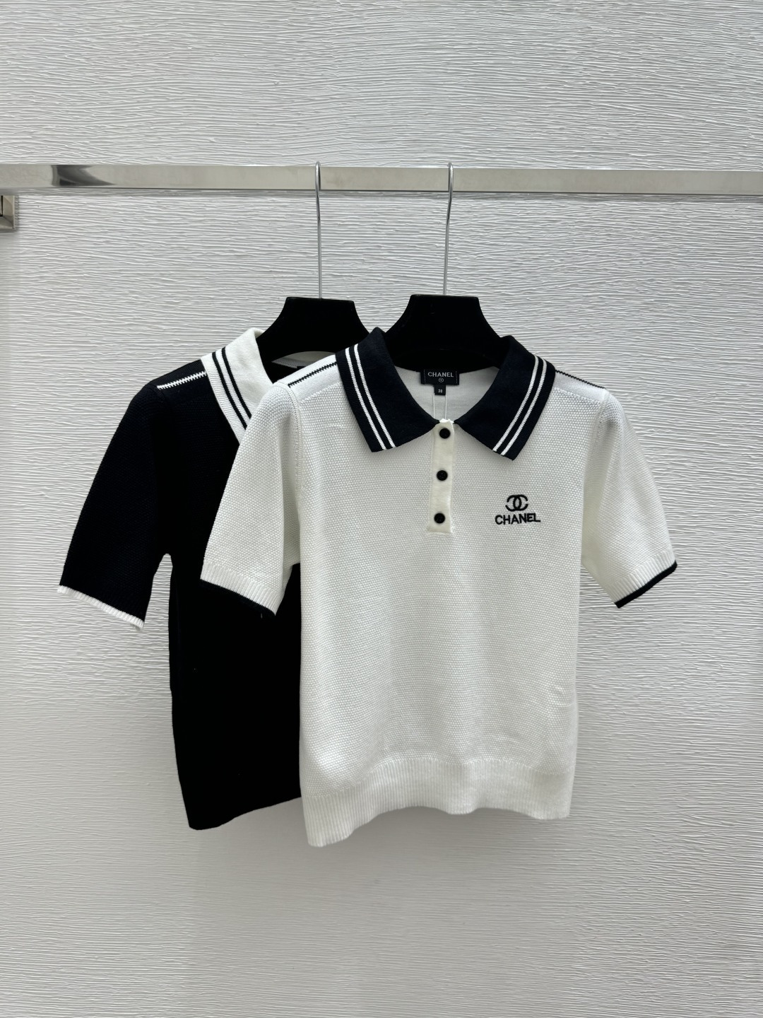🆕CH家🆕 春夏新款 撞色翻领简约针织短袖颜色：白色 黑色尺码：36.38.40