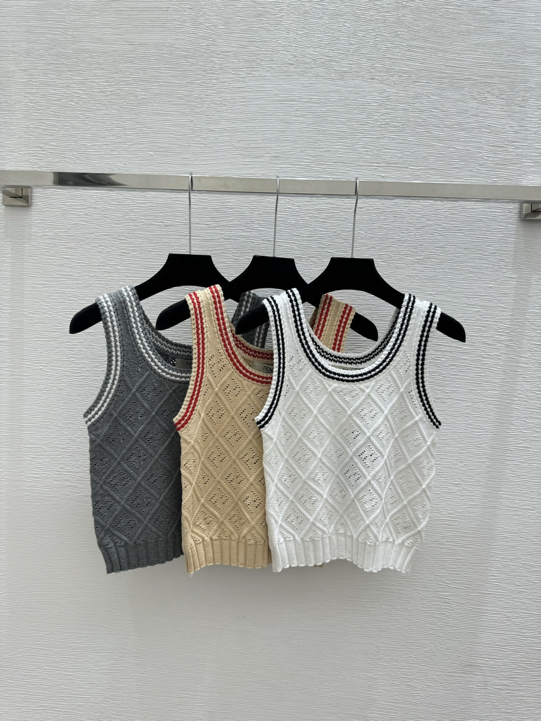 🆕F家🆕 春夏新款 撞色字母镂空圆领针织背心颜色：白色 卡其 灰色尺码：36.38.40