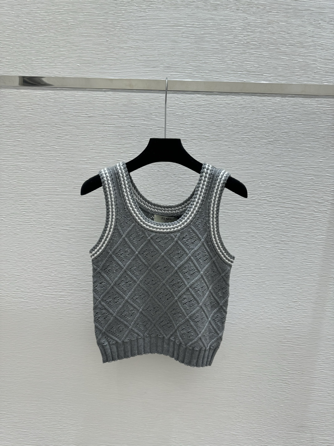 🆕F家🆕 春夏新款 撞色字母镂空圆领针织背心颜色：白色 卡其 灰色尺码：36.38.40