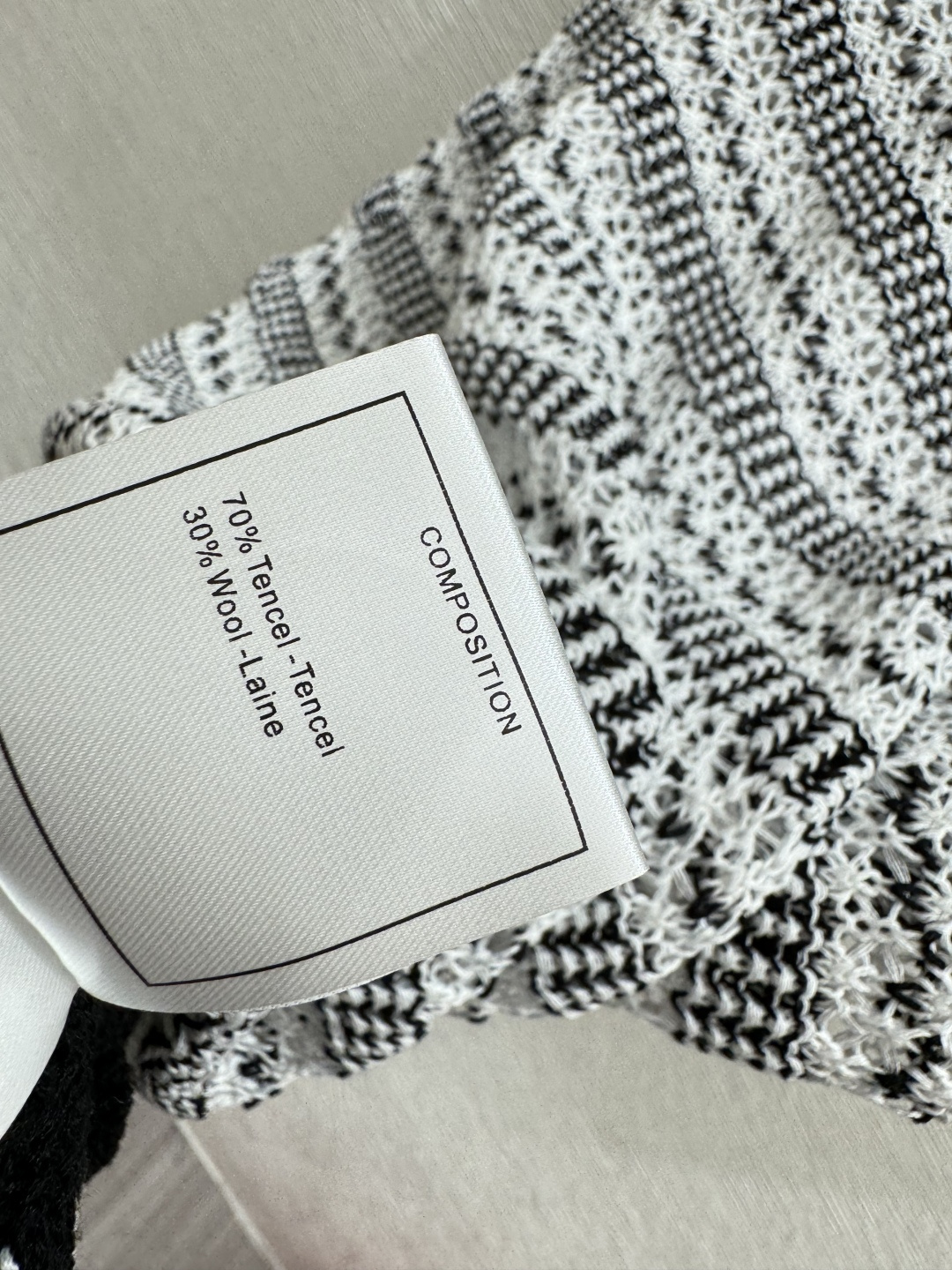 🆕LO家🆕 春夏新款 撞色条纹镂空圆领针织短袖颜色：黑色尺码：36.38.40