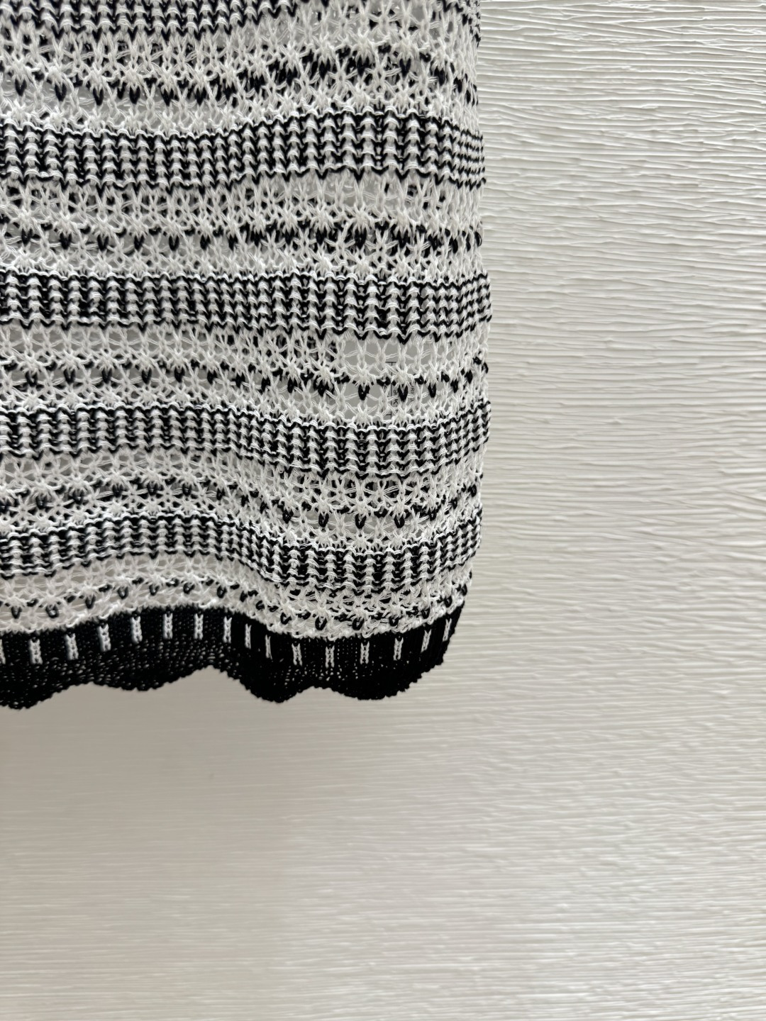 🆕LO家🆕 春夏新款 撞色条纹镂空圆领针织短袖颜色：黑色尺码：36.38.40