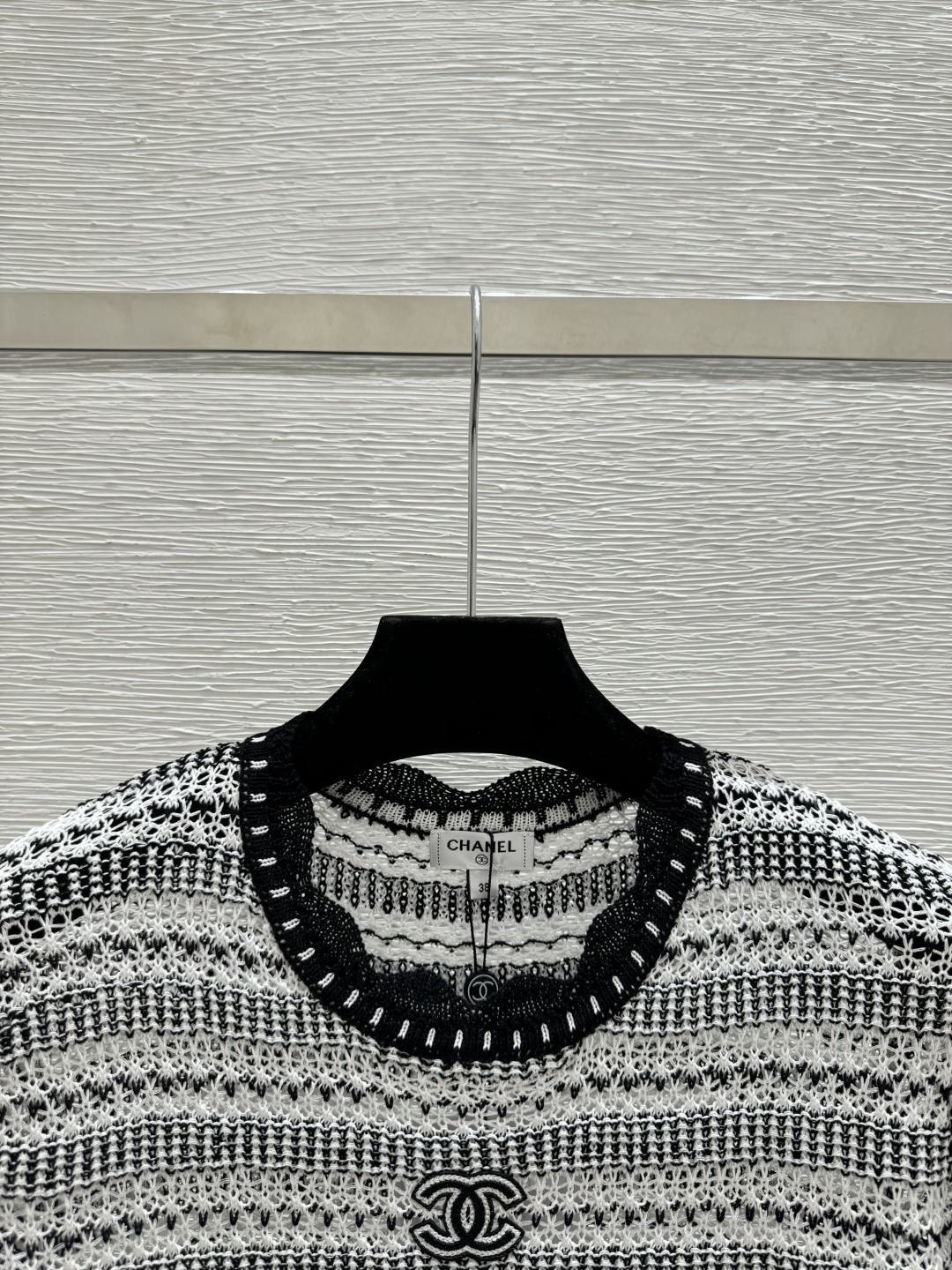 🆕LO家🆕 春夏新款 撞色条纹镂空圆领针织短袖颜色：黑色尺码：36.38.40