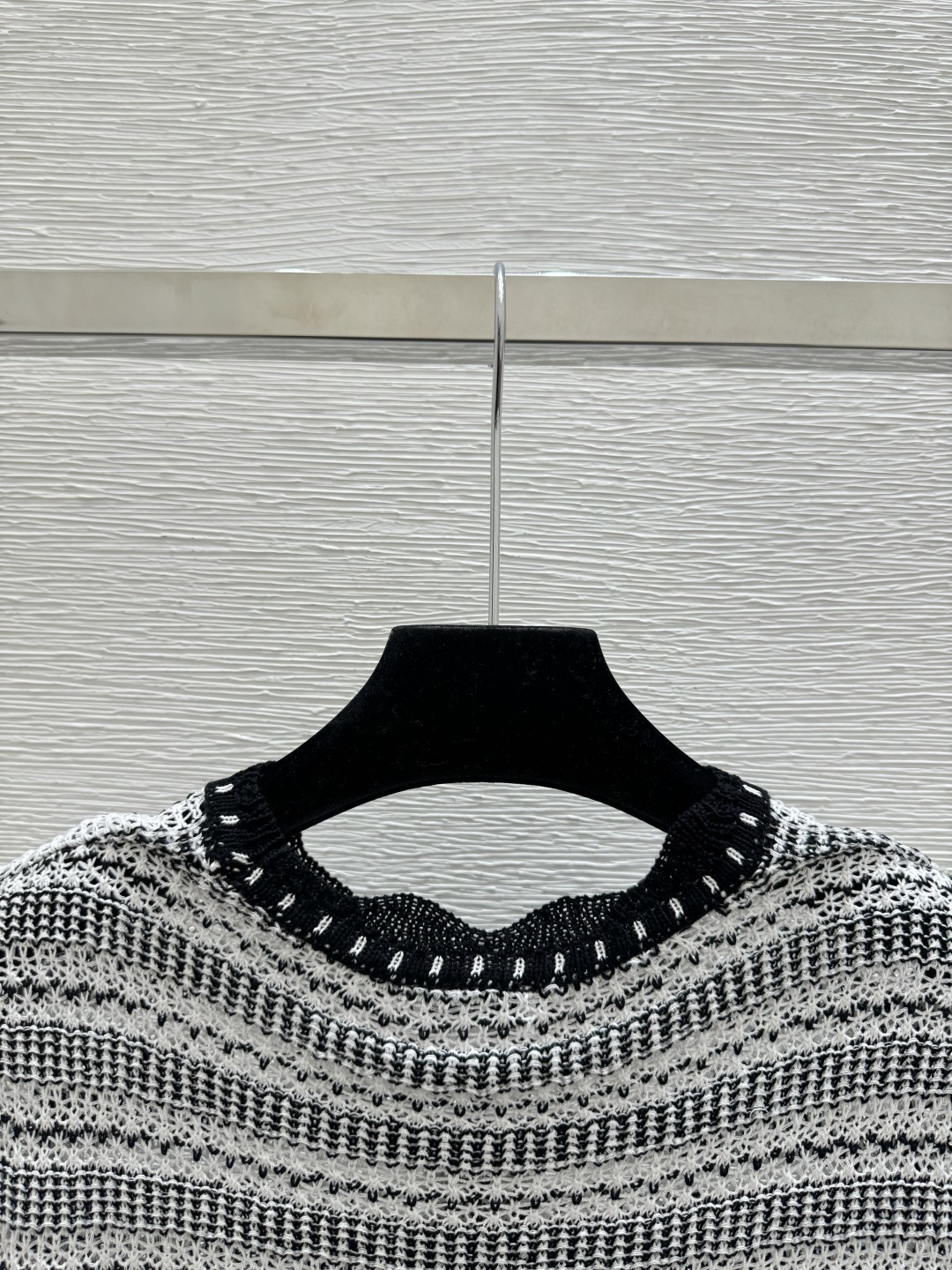 🆕LO家🆕 春夏新款 撞色条纹镂空圆领针织短袖颜色：黑色尺码：36.38.40