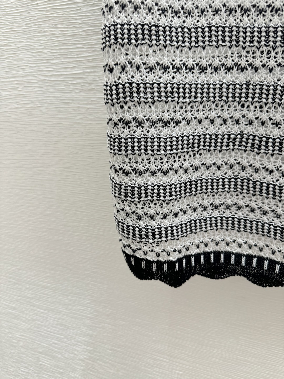 🆕LO家🆕 春夏新款 撞色条纹镂空圆领针织短袖颜色：黑色尺码：36.38.40