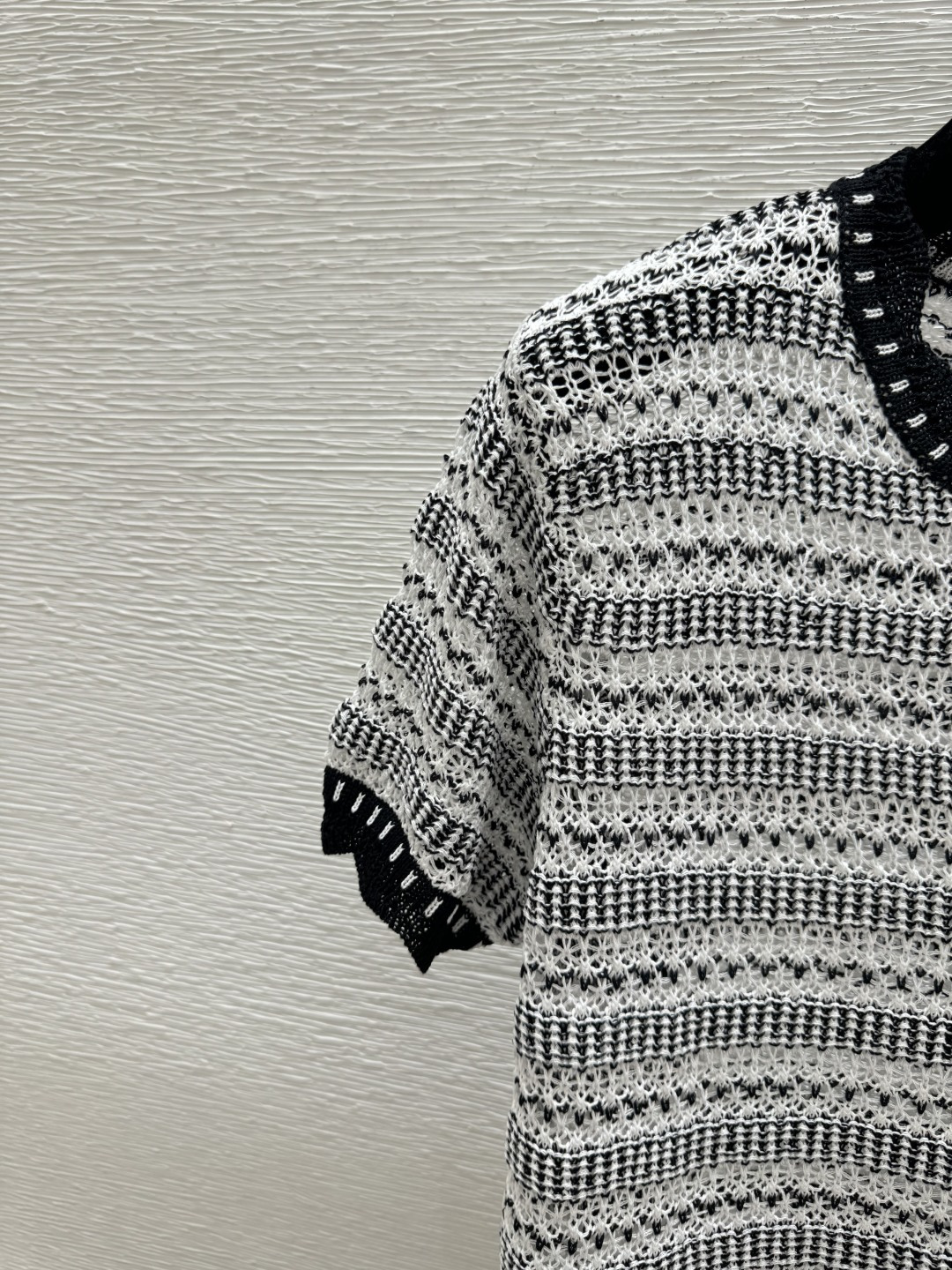 🆕LO家🆕 春夏新款 撞色条纹镂空圆领针织短袖颜色：黑色尺码：36.38.40