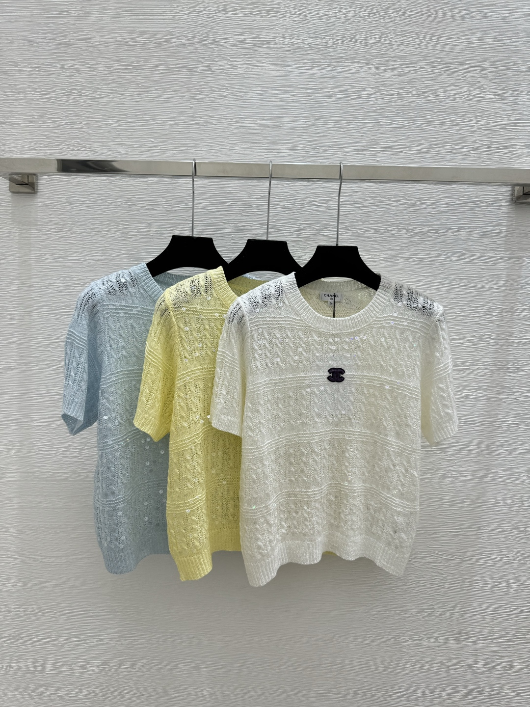 🆕CH家🆕 春夏新款 纯色珠片镂空圆领针织 短袖颜色：白色 黄色 蓝色尺码：36.38.40