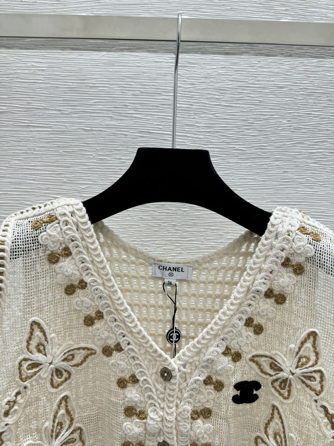 🆕CH家🆕 春夏新款 撞色蝴蝶镂空V领针织背心开衫颜色：卡其尺码：36.38.40