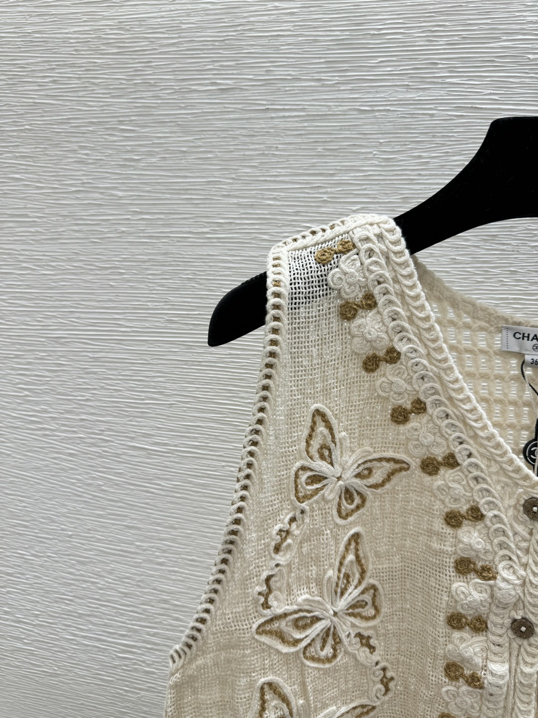 🆕CH家🆕 春夏新款 撞色蝴蝶镂空V领针织背心开衫颜色：卡其尺码：36.38.40