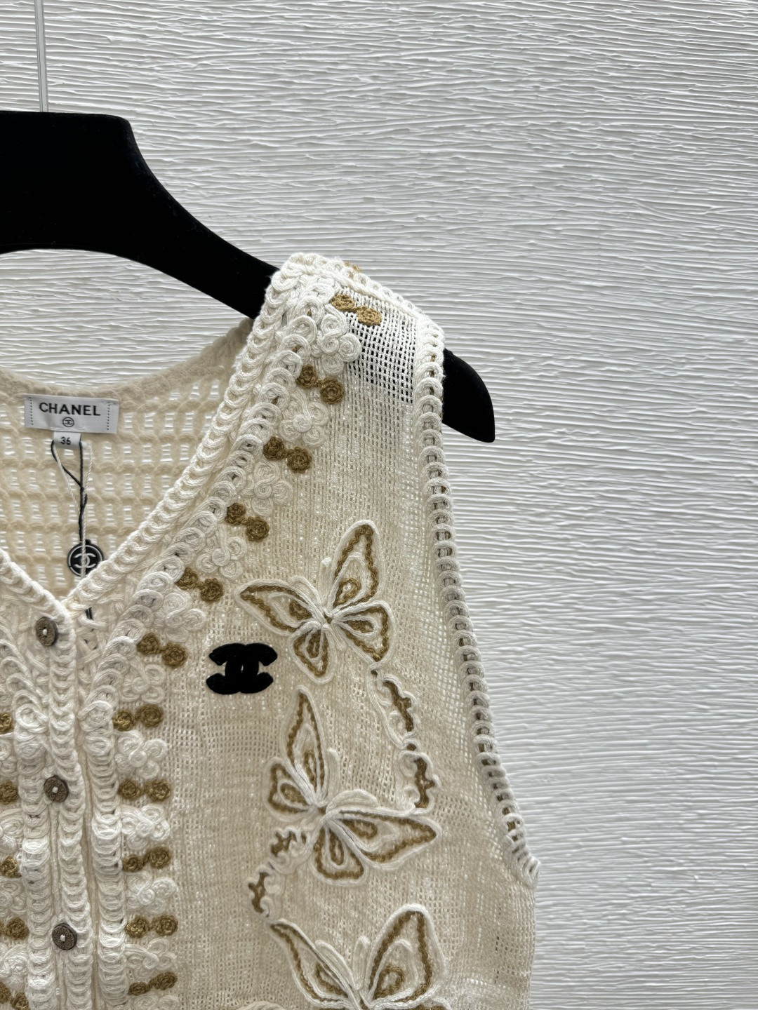 🆕CH家🆕 春夏新款 撞色蝴蝶镂空V领针织背心开衫颜色：卡其尺码：36.38.40