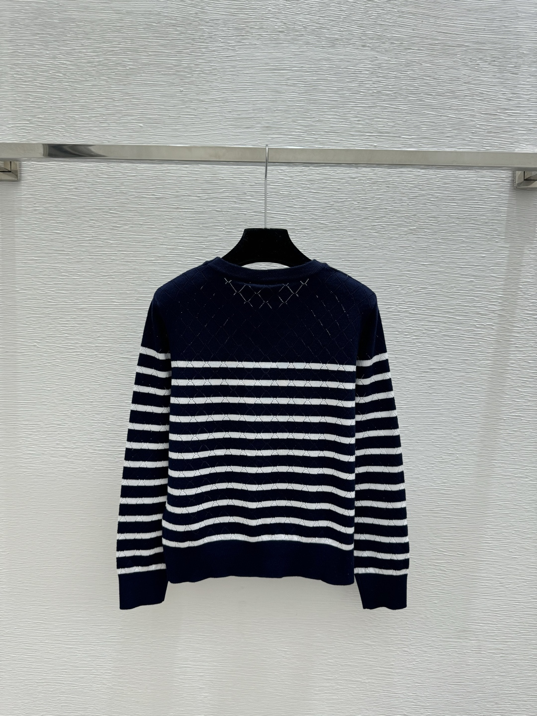 🆕D家🆕 春夏新款 撞色条纹菱格镂空圆领针织长袖颜色：白色 宝蓝尺码：36.38.40