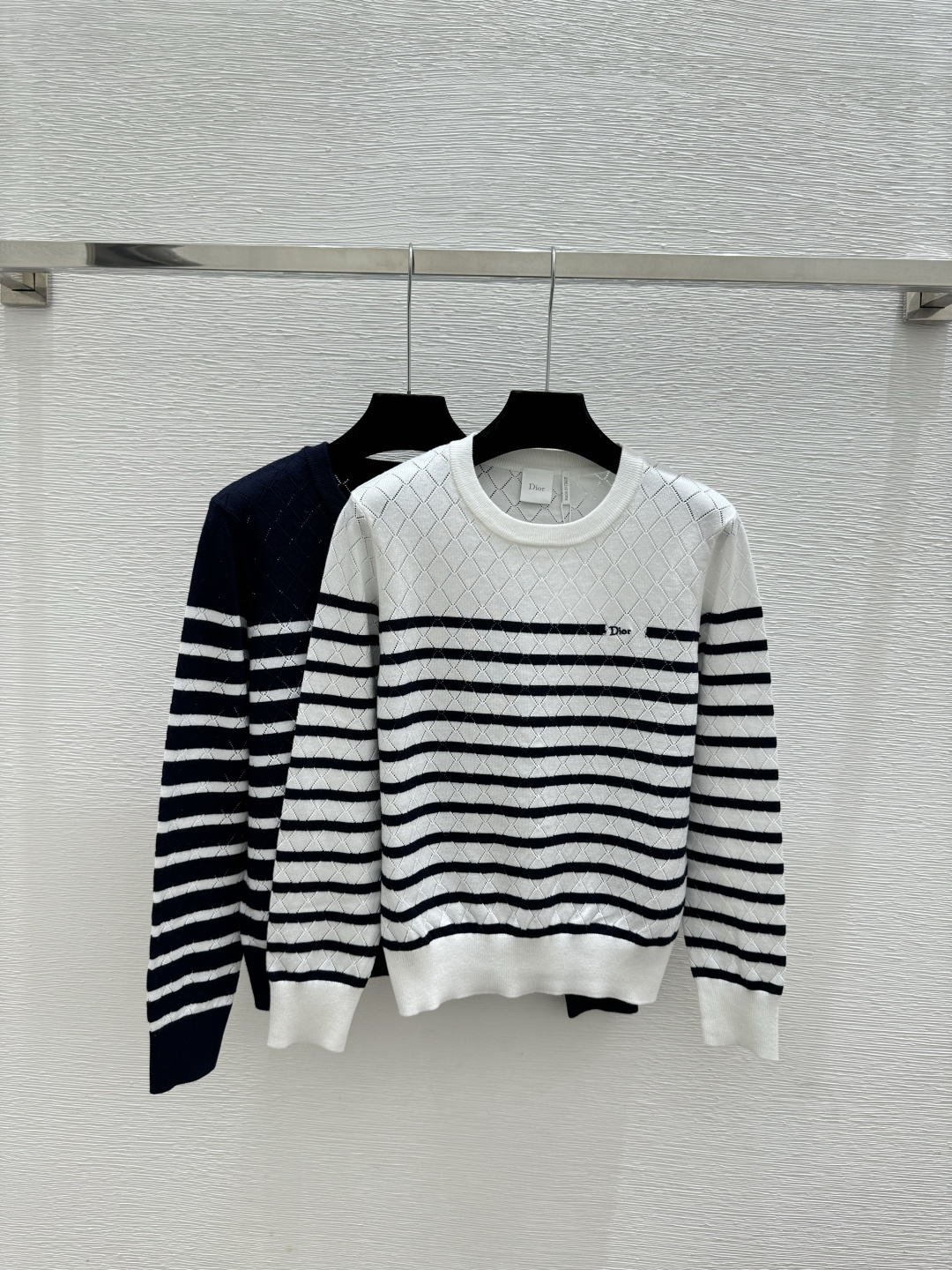 🆕D家🆕 春夏新款 撞色条纹菱格镂空圆领针织长袖颜色：白色 宝蓝尺码：36.38.40