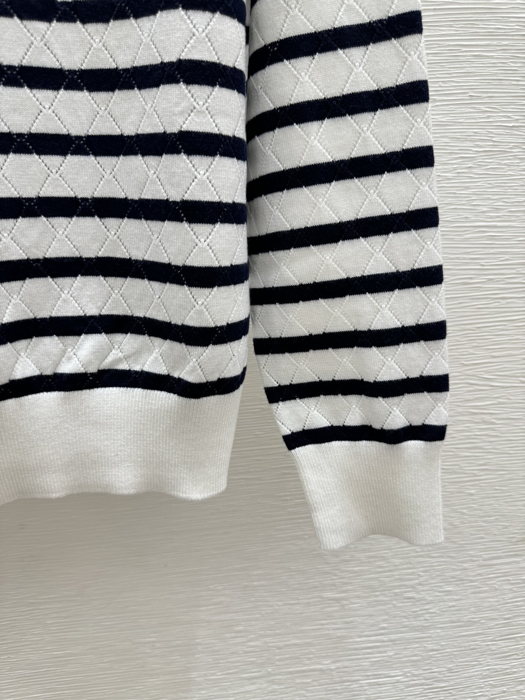 🆕D家🆕 春夏新款 撞色条纹菱格镂空圆领针织长袖颜色：白色 宝蓝尺码：36.38.40