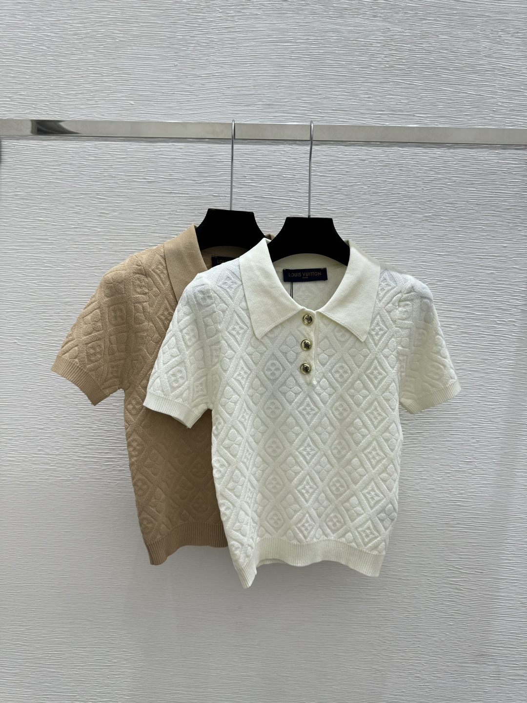 🆕L家🆕 春夏新款 纯色老花字母翻领针织短袖颜色：白色 卡其尺码：36.38.40