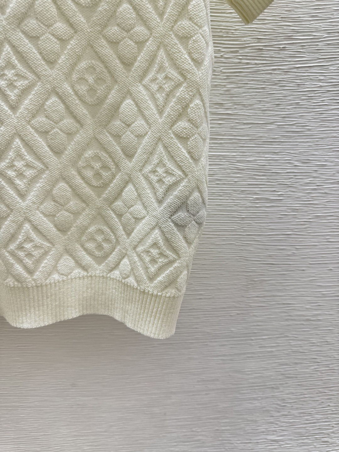 🆕L家🆕 春夏新款 纯色老花字母翻领针织短袖颜色：白色 卡其尺码：36.38.40