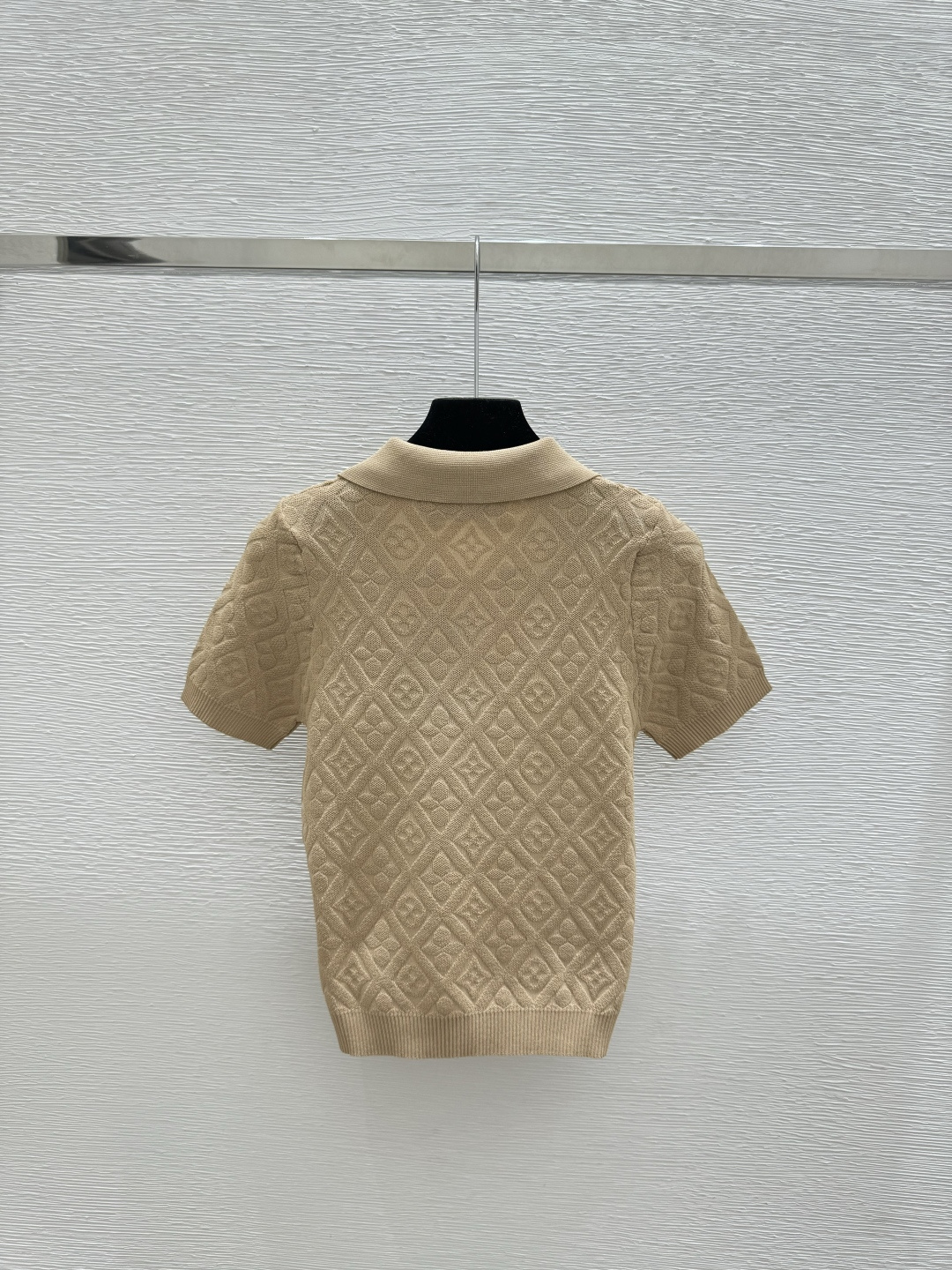 🆕L家🆕 春夏新款 纯色老花字母翻领针织短袖颜色：白色 卡其尺码：36.38.40