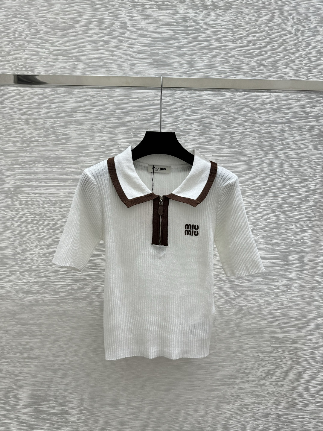 🆕M家🆕 春夏新款 撞色翻领简约针织短袖颜色：白色 卡其尺码：36.38.40