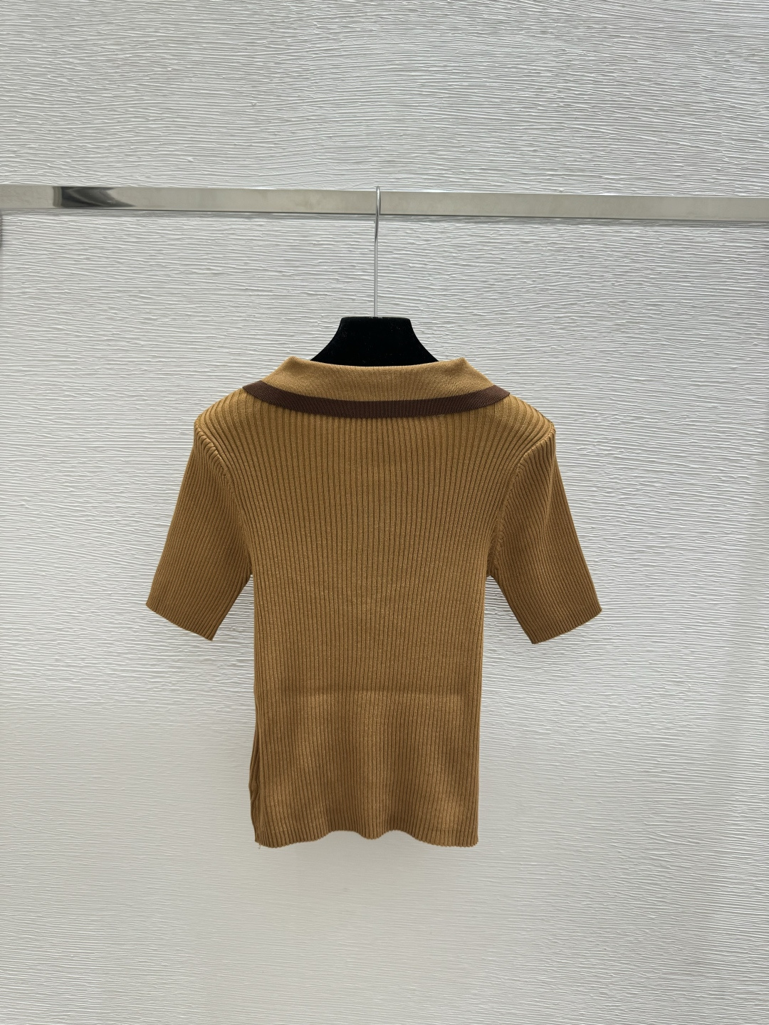 🆕M家🆕 春夏新款 撞色翻领简约针织短袖颜色：白色 卡其尺码：36.38.40