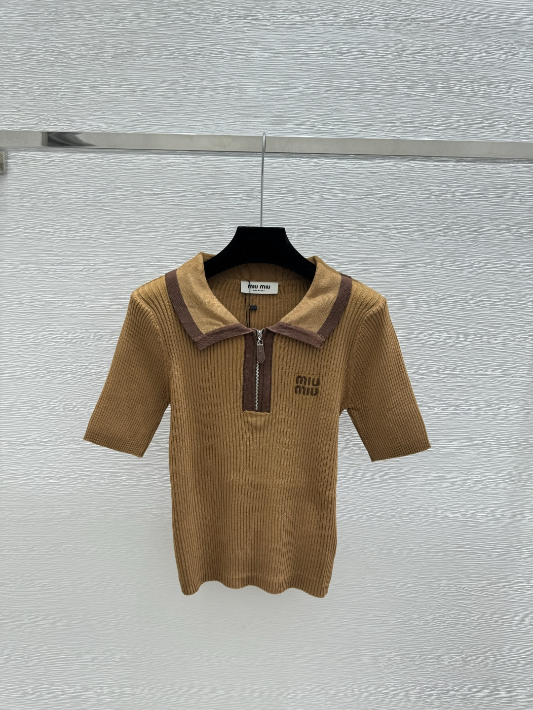 🆕M家🆕 春夏新款 撞色翻领简约针织短袖颜色：白色 卡其尺码：36.38.40