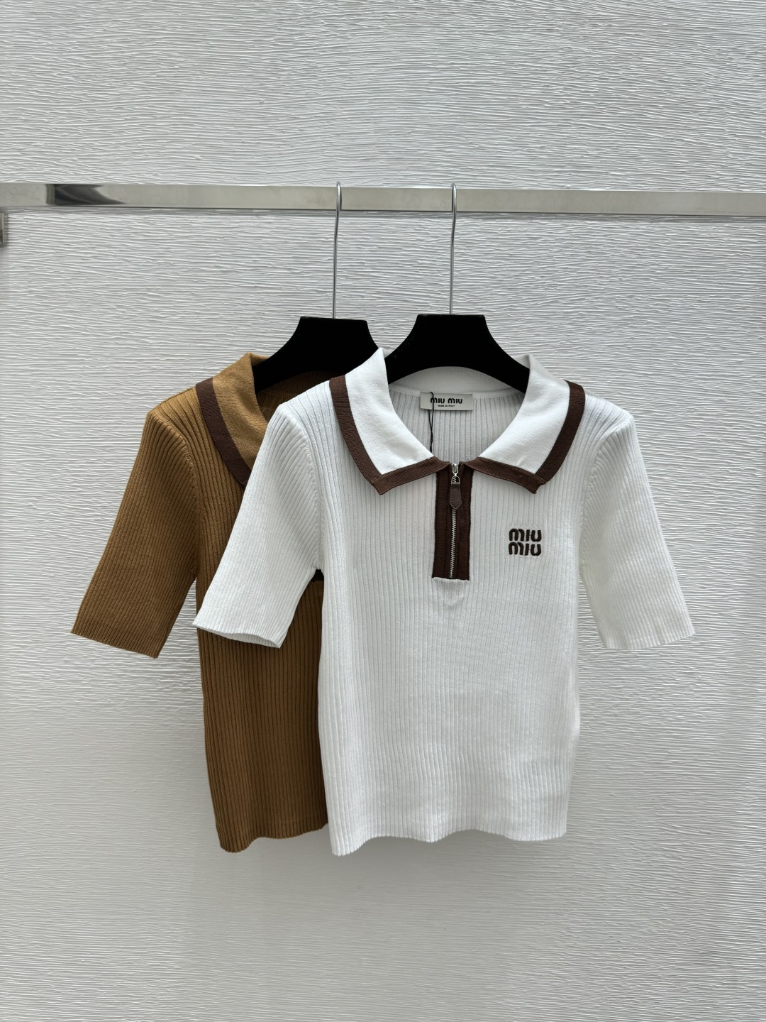 🆕M家🆕 春夏新款 撞色翻领简约针织短袖颜色：白色 卡其尺码：36.38.40