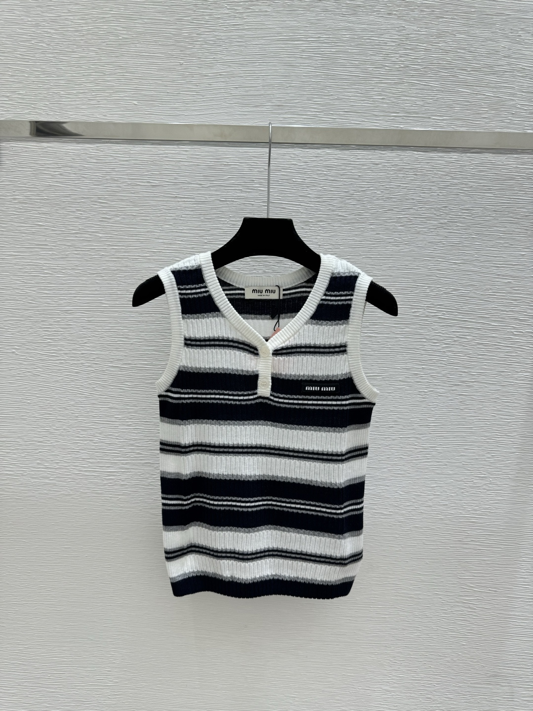 🆕M家🆕 春夏新款 撞色条纹V领针织背心颜色：蓝色 宝蓝尺码：36.38.40