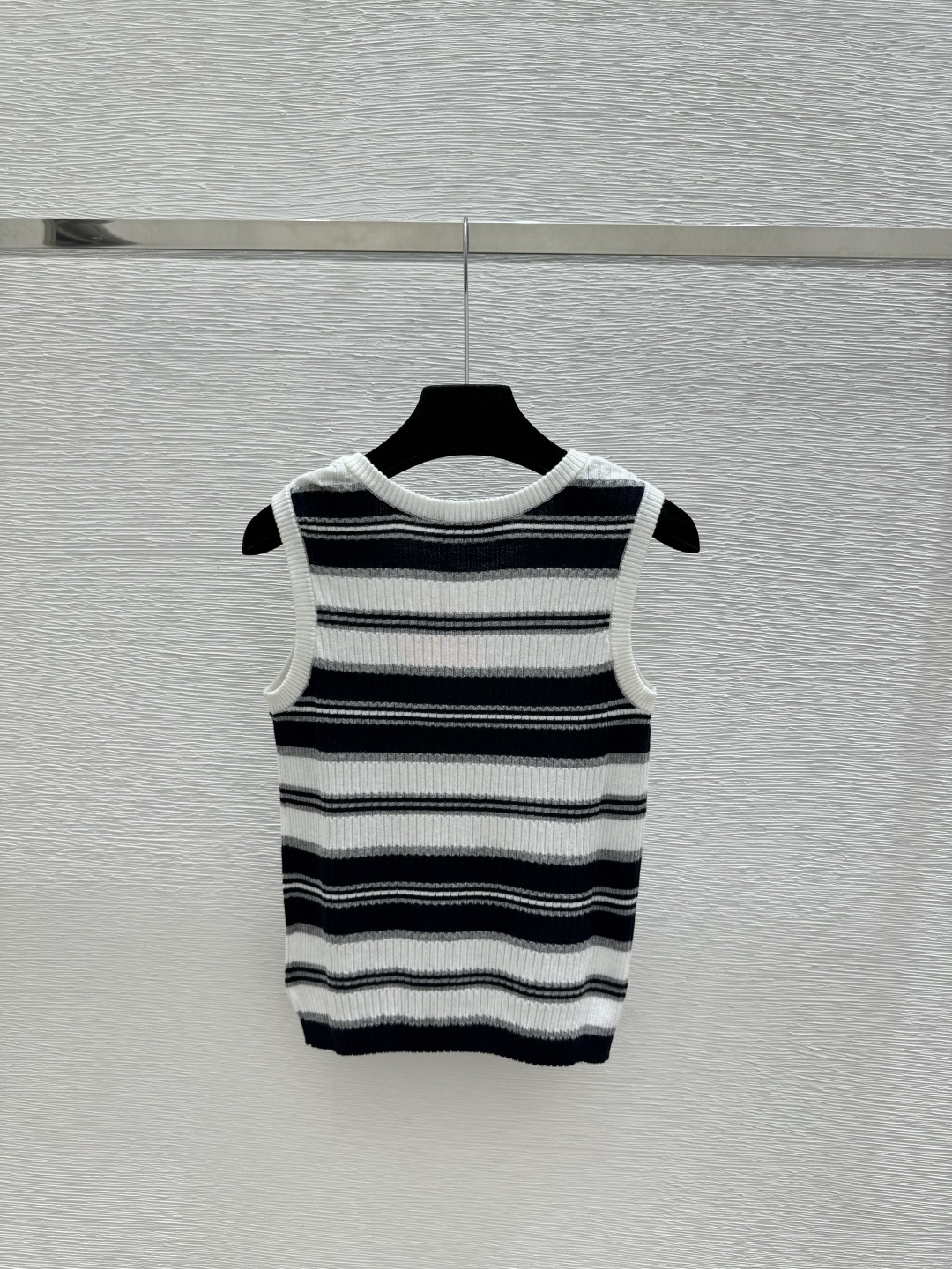 🆕M家🆕 春夏新款 撞色条纹V领针织背心颜色：蓝色 宝蓝尺码：36.38.40