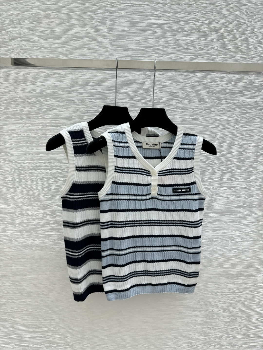 🆕M家🆕 春夏新款 撞色条纹V领针织背心颜色：蓝色 宝蓝尺码：36.38.40