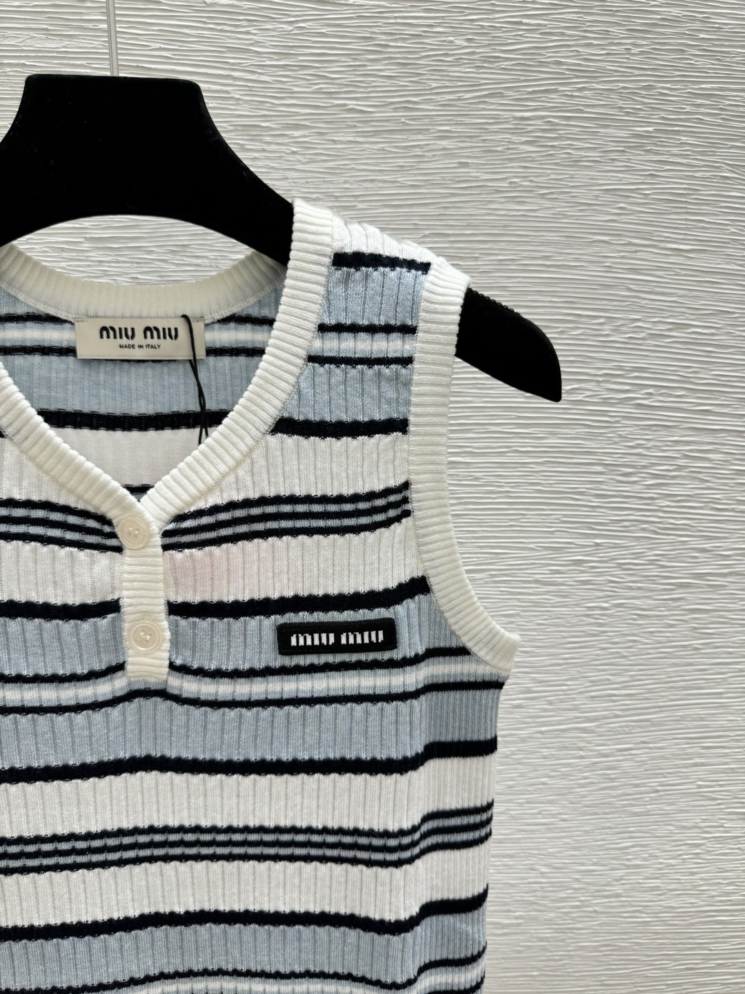 🆕M家🆕 春夏新款 撞色条纹V领针织背心颜色：蓝色 宝蓝尺码：36.38.40