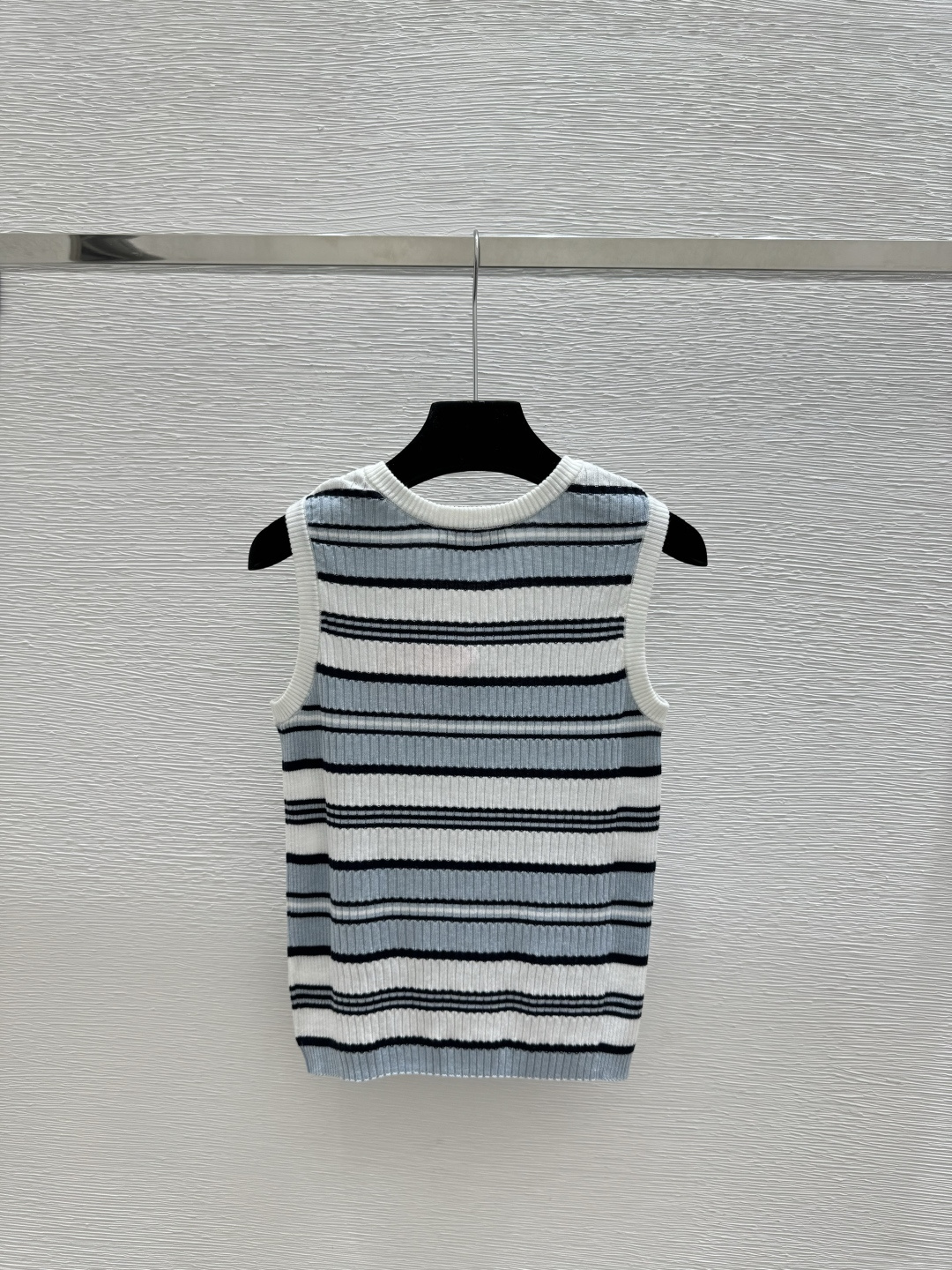 🆕M家🆕 春夏新款 撞色条纹V领针织背心颜色：蓝色 宝蓝尺码：36.38.40
