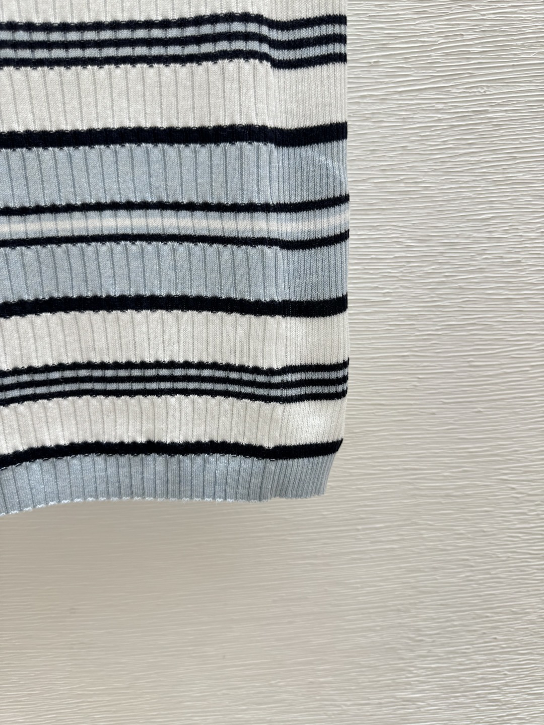 🆕M家🆕 春夏新款 撞色条纹V领针织背心颜色：蓝色 宝蓝尺码：36.38.40