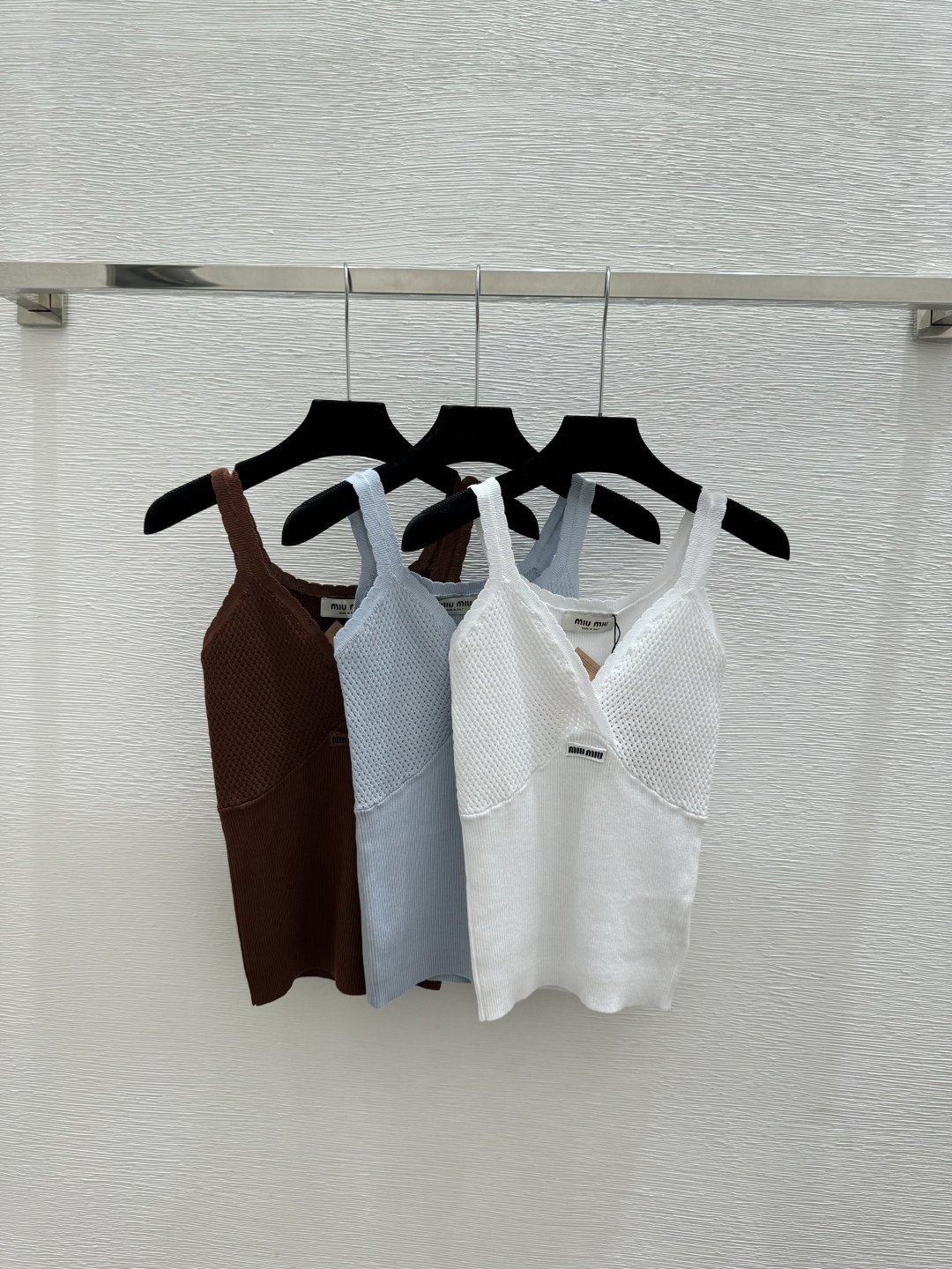 🆕M家🆕 春夏新款 纯色简约V领针织吊带颜色：白色 蓝色 咖啡尺码：36.38.40