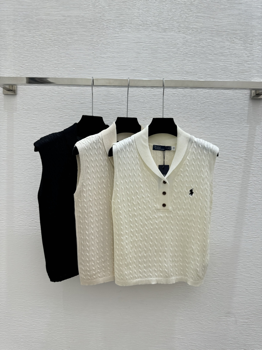 🆕PO家🆕 春夏新款 纯色简约翻V领针织背心颜色：白色 卡其 黑色尺码：36.38.40